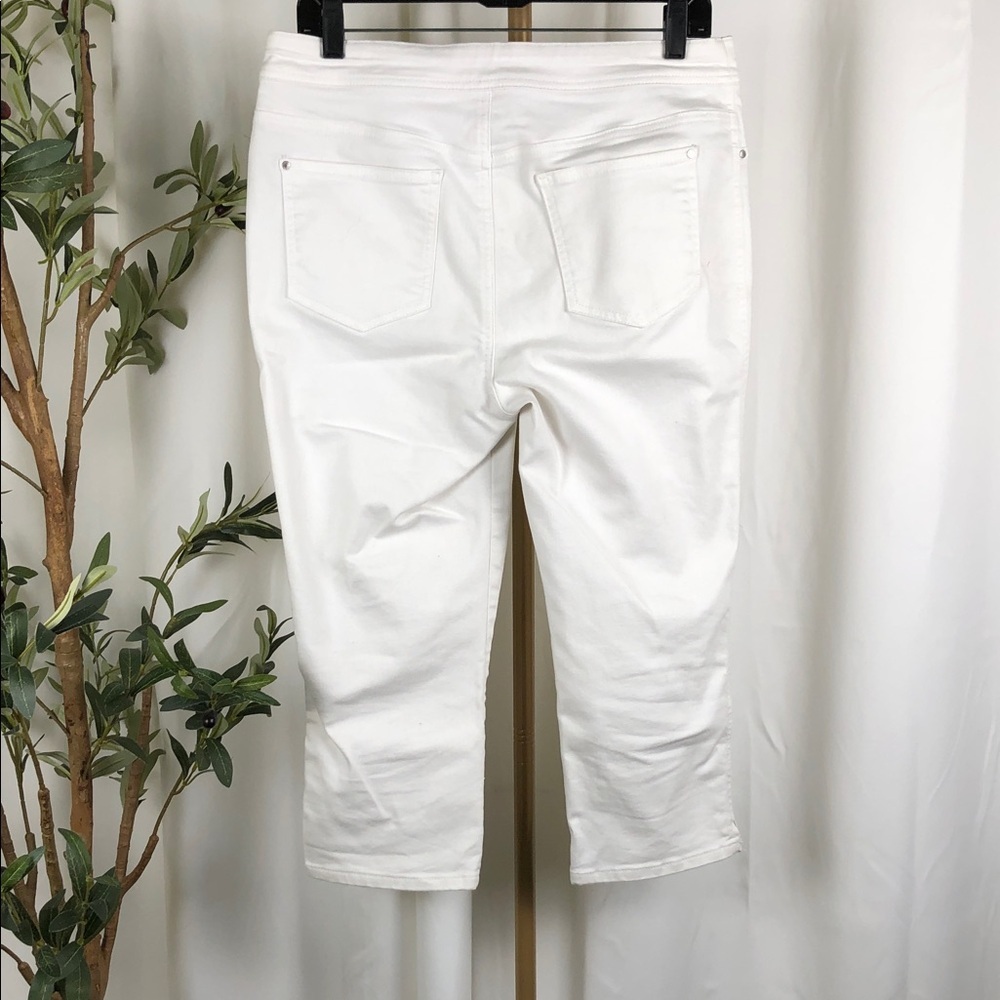 Chico's White Perfect Stretch Girlfriend Slim Leg Capri (B4) - Picture 5 of 9